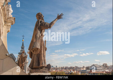Statue in der Kathedrale der Heiligen Maria der Royal La Almudena Stockfoto