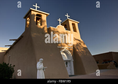 Taos Kirche im Morgengrauen Stockfoto