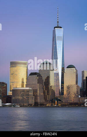 One World Trade Center (Freedom Tower) stand groß in der Dämmerung im Financial District von Lower Manhattan, New York City Stockfoto