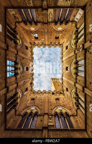 Rathaus in Siena, das schöne mittelalterliche Gebäude in der Toskana. Stockfoto