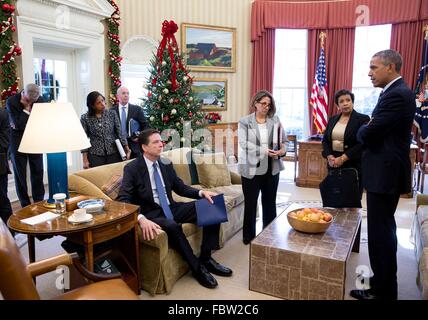 US-Präsident Barack Obama spricht mit seinen Beratern über die Massenerschießungen in San Bernardino im Oval Office des weißen Hauses 3. Dezember 2015 in Washington, DC. Von links: Chef des Stabes Denis McDonough, National Security Advisor Susan E. Rice, FBI-Direktor James Comey (sitzend auf Sofa), Alejandro N. Mayorkas, Deputy Secretary of Homeland Security, Lisa Monaco, Assistent des Präsidenten für Homeland Security und Anti-Terror- und Attorney General Loretta Lynch. Stockfoto