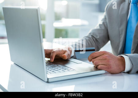 Unternehmer mit seiner Kreditkarte bezahlen Stockfoto