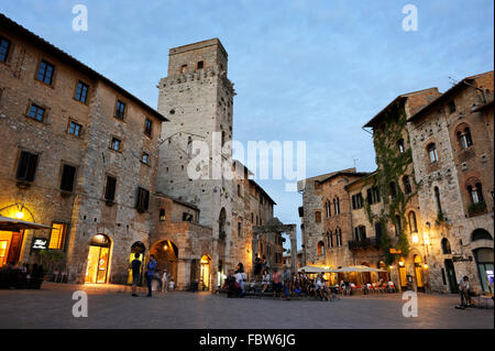 Piazza della Cisterna, San Gimignano, Toskana, Italien Stockfoto