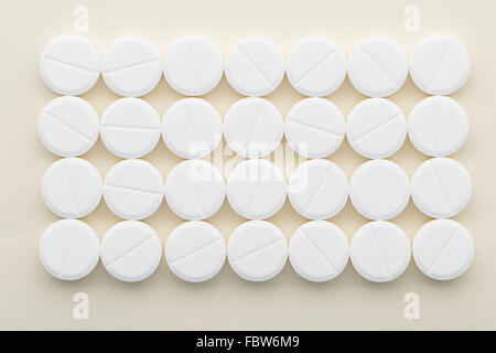 Rechteck von weißen Pillen auf hellem Hintergrund Stockfoto