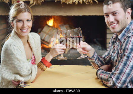 Junge romantisch zu zweit sitzen und entspannen vor dem Kamin zu Hause Stockfoto