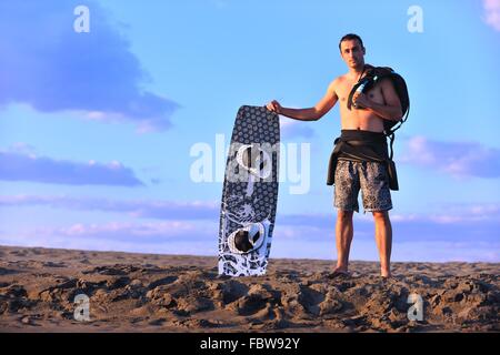 Porträt eines jungen Kitsurf am Strand bei Sonnenuntergang Stockfoto