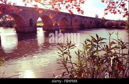 ein Blick auf die Puente Romano, einer alten römischen Brücke über den Fluss Guadiana in Merida, Spanien, mit einem Filtereffekt Stockfoto