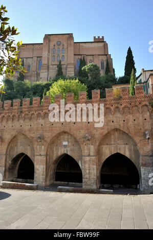 Italien, Toskana, Siena, Fontebranda Brunnen und Basilica di San Domenico Stockfoto
