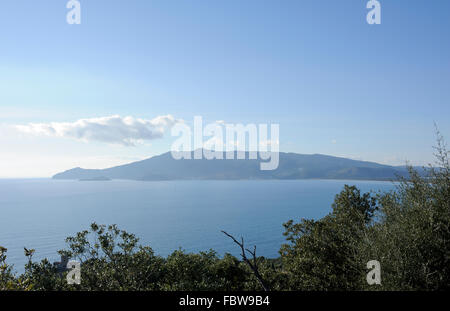 Italien, Toskana, Argentario, Orbetello, Ansedonia, Meer und Landzunge des Monte Argentario von der antiken Stadt Cosa aus gesehen Stockfoto