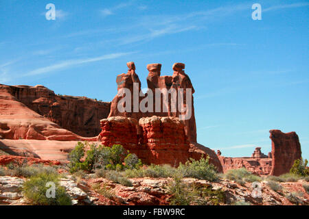 Drei Klatsch Hoodoo roten Felsformationen in den Arches National Park in der Nähe von Moab Utah, USA. Stockfoto