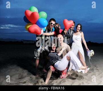 glückliche junge Menschengruppe viel Spaß am Strand Stockfoto