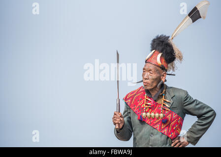 Konyak Stamm Kopf Jäger tragen traditionelle Hand gemacht Stammes Halsketten. Konyak King's Village, Longwa, Nagaland, Indien Stockfoto