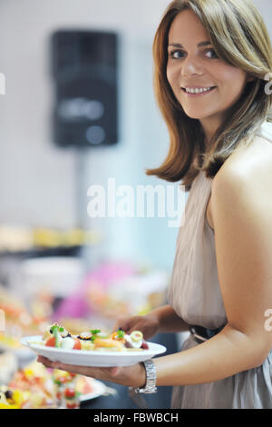 Womanl wählt leckeres Essen im Buffet im hotel Stockfoto