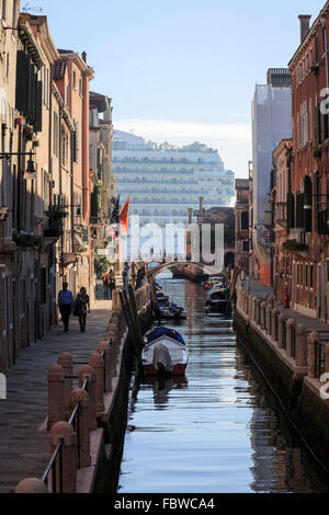 Kreuzfahrtschiff in Venedig, Italien Stockfoto