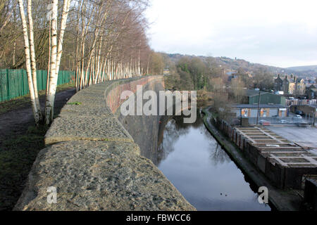 Die große Mauer von Todmorden. Die massive Backsteinmauer, die entlang des Rochdale-Kanals an der Grenze zwischen Lancashire und Yorkshire emporragt. Stockfoto