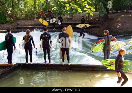 Münchner Eisbach surfer Stockfoto