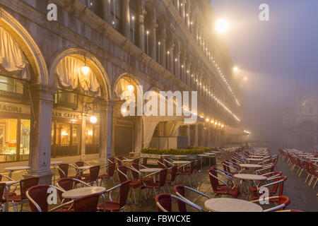 Piazza San Marco, St. Markus Kirche und Glockenturm, Venedig, Italien Stockfoto