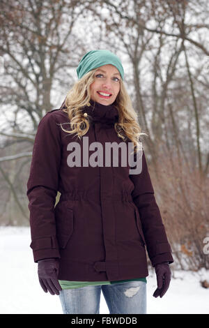 Frau in Winterkleidung gekleidet Stockfoto