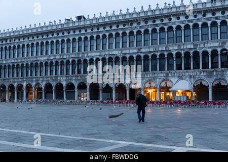 Straßenkehrer auf dem Markusplatz, Venedig, Italien Stockfoto