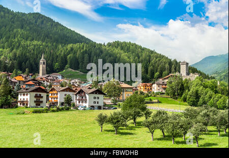 Osanna, typische Alpen-Stadt in Trentino Italien Stockfoto