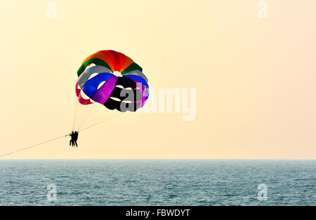 Parasailing in Arabisches Meer, Goa Indien. Stockfoto