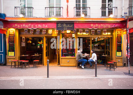 Sidewalk Café Straßenszene mit Personen Speisen vom Quartier Latin in Paris Frankreich Stockfoto