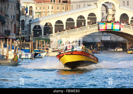 Rettungsboot und Rialto-Brücke, Venedig, Italien Stockfoto