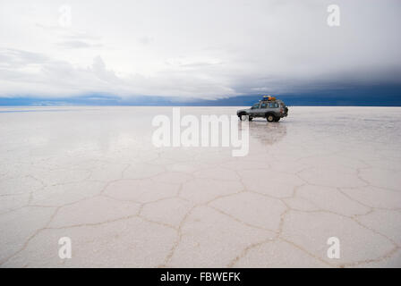Jeep in den Salzsee salar de Uyuni, Bolivien Stockfoto