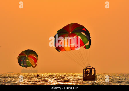 Menschen, die im arabischen Meer, Goa parasailing. Stockfoto