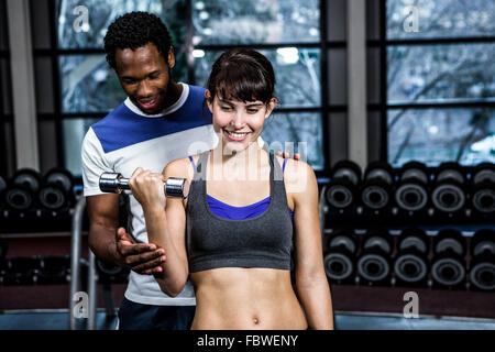 Fit Woman Hanteln Übung mit trainer Stockfoto