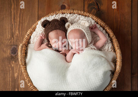 Twin Baby Boys tragen tragen Mützen Stockfoto