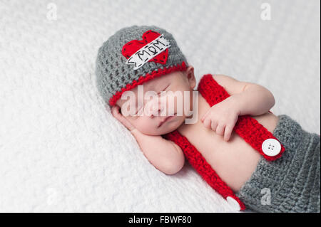 Neugeborenes Baby Boy einen Hut "Liebe Mutter" Stockfoto