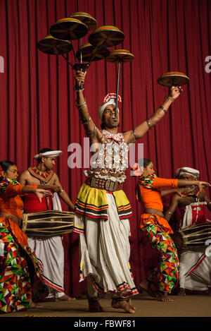 Raban-Tanz im Rahmen der Kandy-Tanz auf der Bühne eine YMBA (JM Buddhist Association Hall) in Ksndy, Sri Lanka Stockfoto