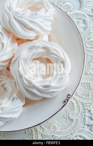 Baiser Nester eine luftige Konfektion von geschlagener Eischnee und Zucker hergestellt Stockfoto