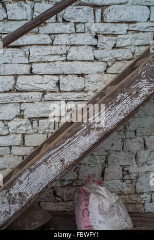 Verwitterte bemalte hölzerne Stufen gegen eine rustikale weiße Wand. Sehr ruhig und sehr abgelegenen Dorf der Thembang Dzong, Indien Stockfoto