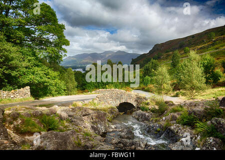 Ashness Brücke über den kleinen Bach im Lake District Stockfoto