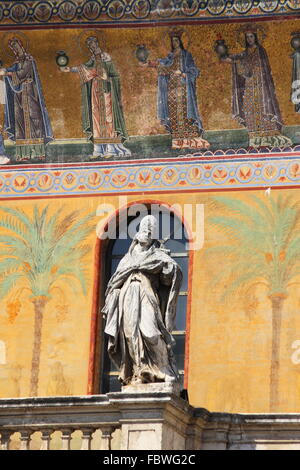 Fassade von Santa Maria in Trastevere Kirche. Rom, Italien Stockfoto