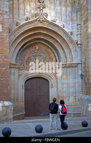 Spanien, Provinz Zaragoza, Daroca: Seitentür der Basilica de Santa Maria de los Sagrados Corporales Stockfoto