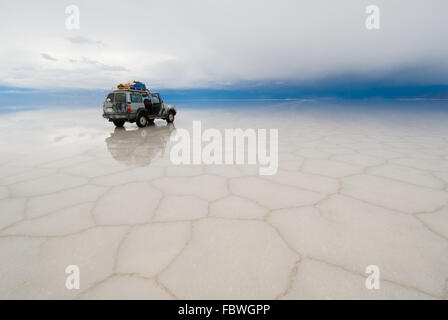 Jeep in den Salzsee salar de Uyuni, Bolivien Stockfoto