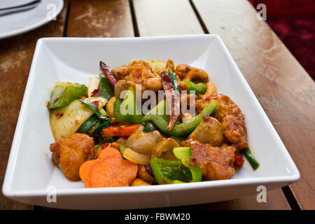 Gebratenes Huhn mit Cashew-Nüssen und Chili 3 Stockfoto