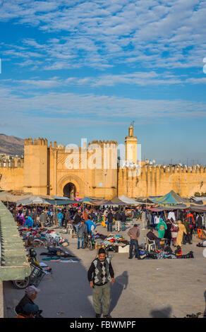 Markt im Bab Chorfa bei Sonnenuntergang, Blick vom Bou Jeloud Quadrat. Bab Chorfa ist ein Tor zur alten Medina von Fes El Bali. Fez, Marokko. Stockfoto