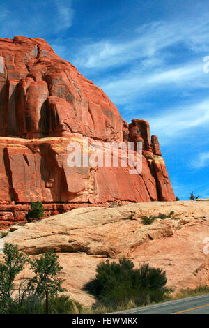 Entrada Sandstein gehauen für Millionen von Jahren der Verwitterung Ergebnis in fantastische Formen im Arches Nationalpark Moab Utah, USA. Stockfoto