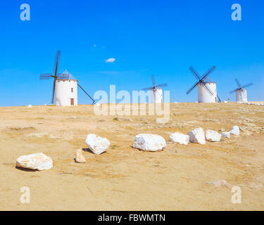 Vier Windmühlen, Campo de Criptana in der Nähe von Alcazar de San Juan, Kastilien-La Mancha. Region Kastilien La Mancha, Spanien, ist berühmt wegen t Stockfoto