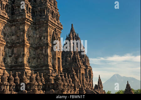 Prambanan-Tempel mit Vulkan Merapi, Java, Indonesien Stockfoto