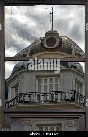 Reflex eines Palastes in einem Fenster Stockfoto