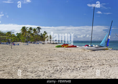 Boote am Strand von Guardalavaca, Kuba Stockfoto