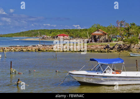 Boote am Strand von Guardalavaca, Kuba Stockfoto