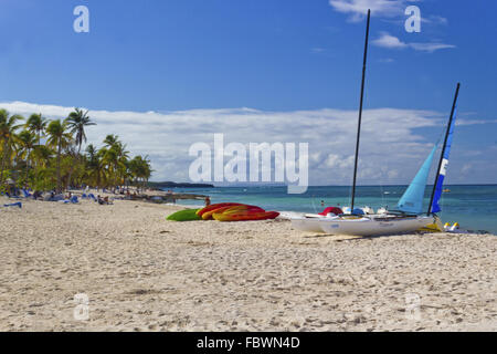 Boote am Strand von Guardalavaca, Kuba Stockfoto