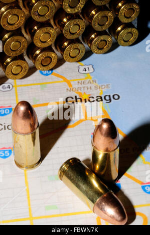 9 mm Kugeln sitzen auf Karte von Chicago Stockfoto