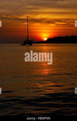 Sonnenuntergang auf einer tropischen Insel Stockfoto